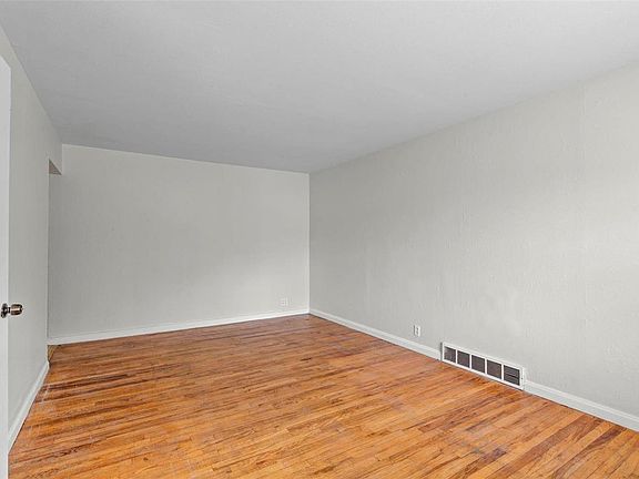 4th image of 7467 Sharon Dr
