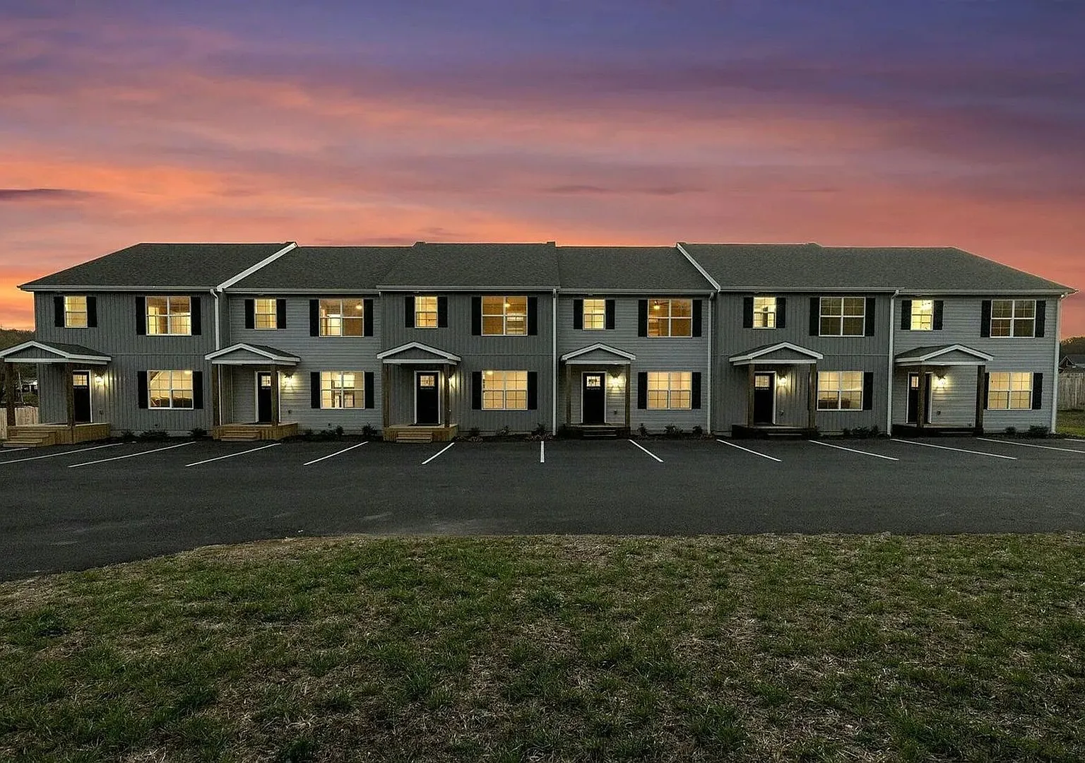 New 4BR/3.5BA Townhome in Meadowview Modern Living in a Peaceful Historic Setting Near Emory & Henry — Photo 3