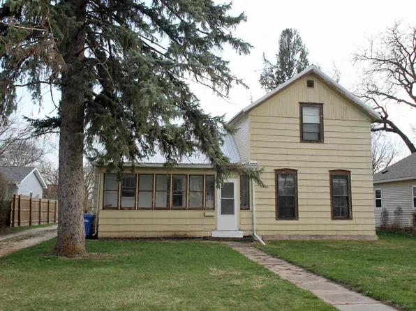 906 E Bremer Ave, Waverly, IA 50677