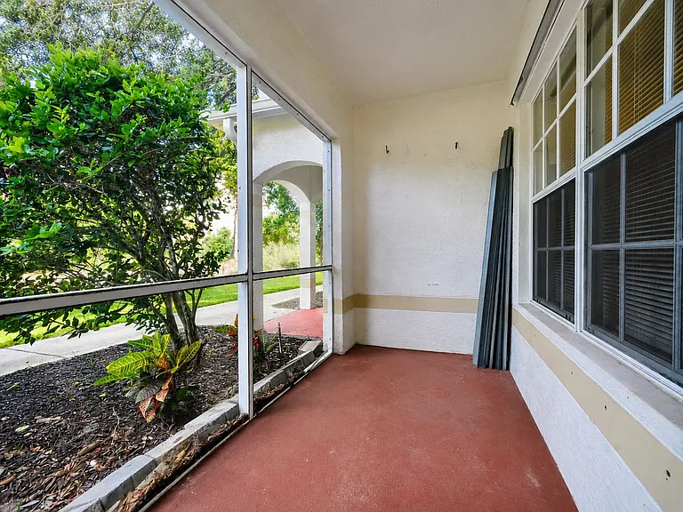 356 SE Rogers Ct — Photo 3