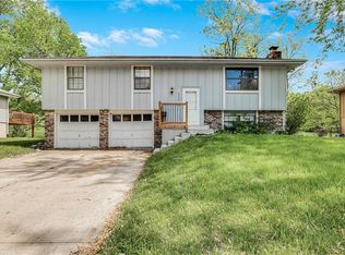 2320 SW Keystone Dr, Blue Springs, MO 64014