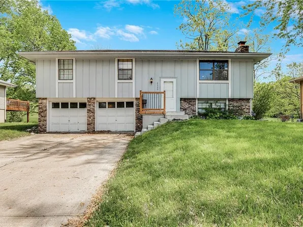 2320 SW Keystone Dr, Blue Springs, MO 64014