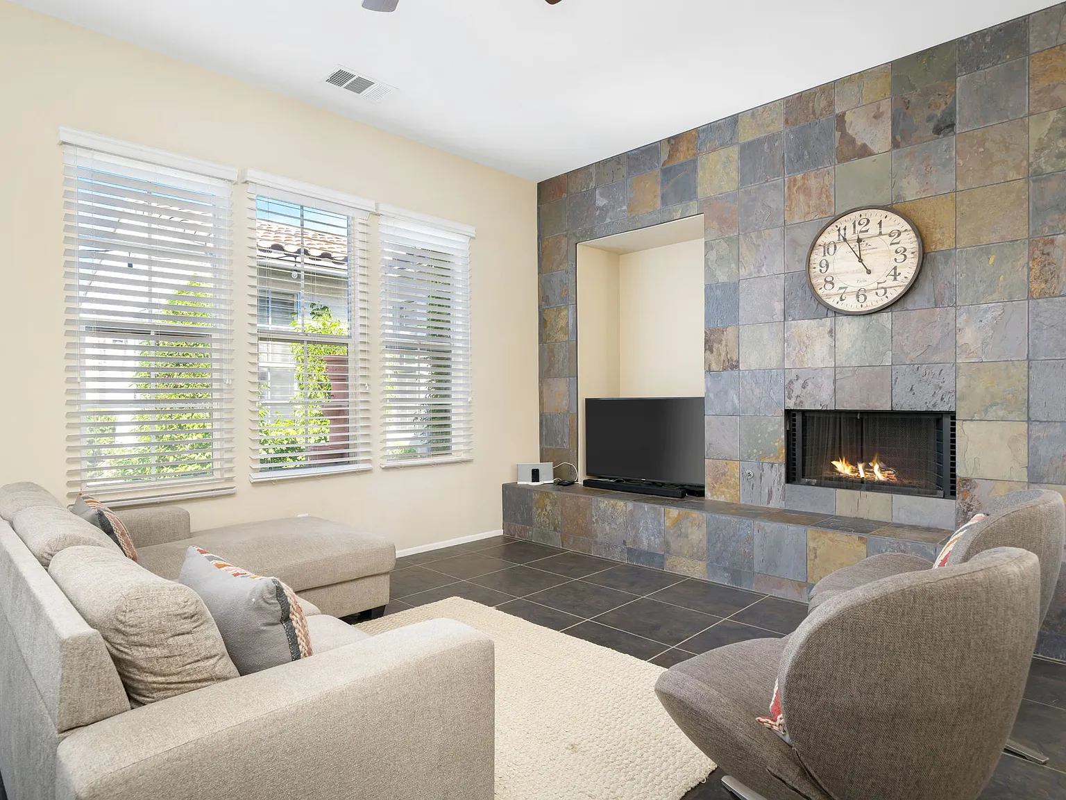 3 bed, 2100 sqft, $3,400 — Photo 1