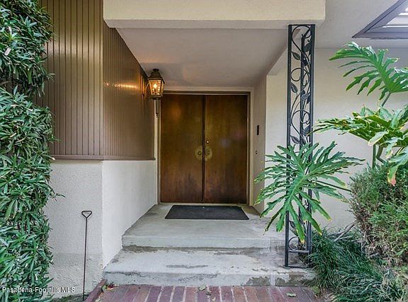 004-Front_Entrance-5161254-small