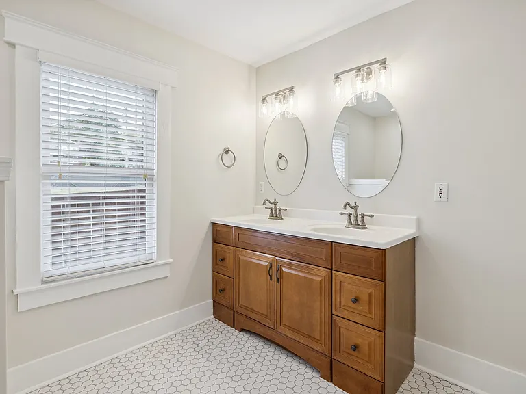 1106 Lawrence Ave — Photo 12