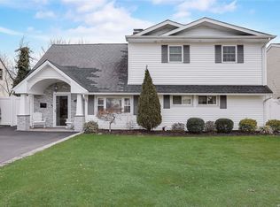 108 Bayberry Ln, Levittown, NY 11756