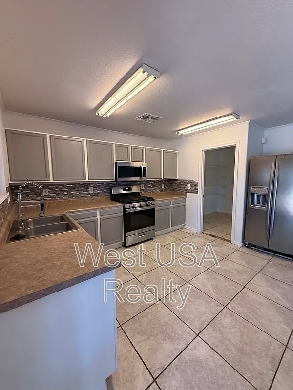 3 bed, 2.5 bath, 2301 sqft, $1,799 — Photo 4