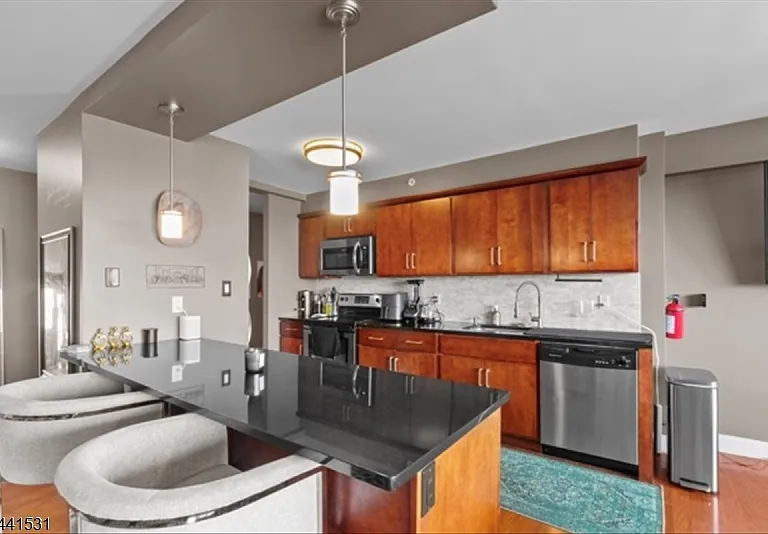 60 Parkway Dr E — Photo 3