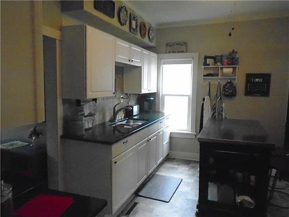 4th image of 407 E 1st St