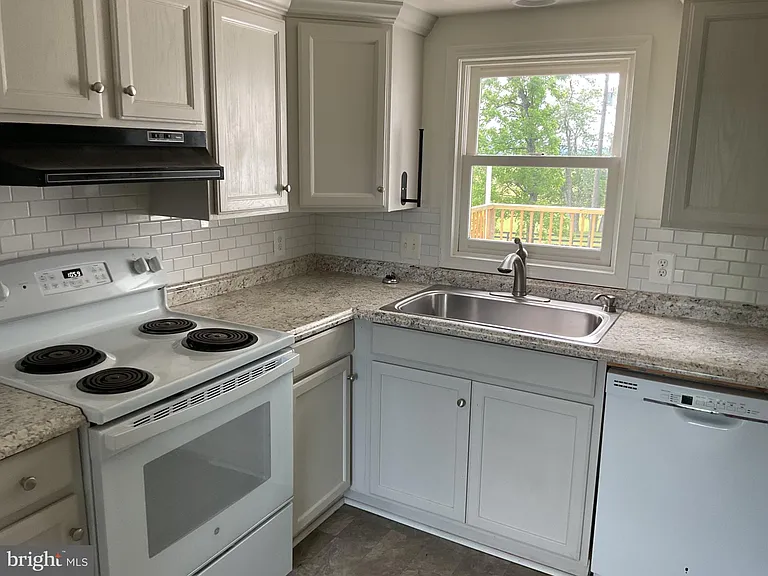 6774 Leeds Manor Rd — Photo 9