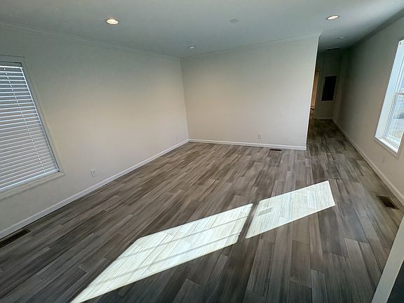 4th image of 328 Acorn Ct