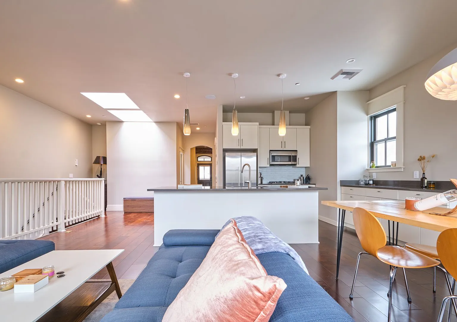 Furnished 2 Bdrm/2 Bath Condo in the Heart of Downtown Ashland! — Photo 4