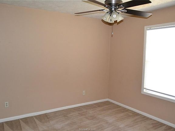 5th image of 712 Wellesley Ct APT A
