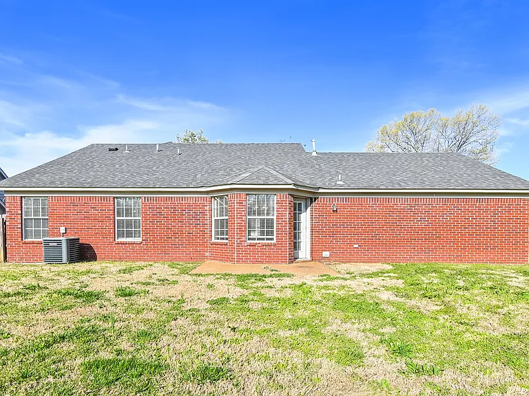 6392 Manchester Dr — Photo 16