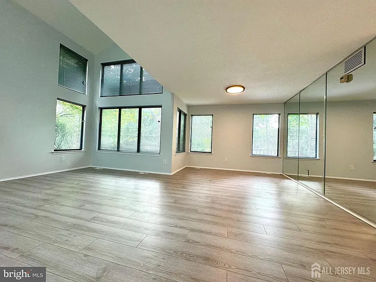 104 Sayre Dr — Photo 4