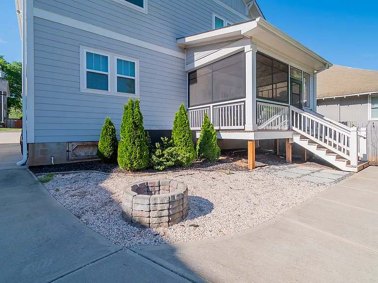 1005 State St — Photo 44