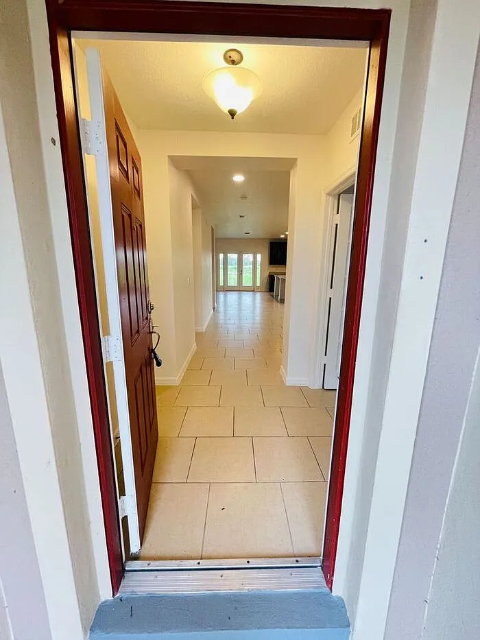 5 bed, 3.5 bath, 2737 sqft, $2,585 — Photo 2