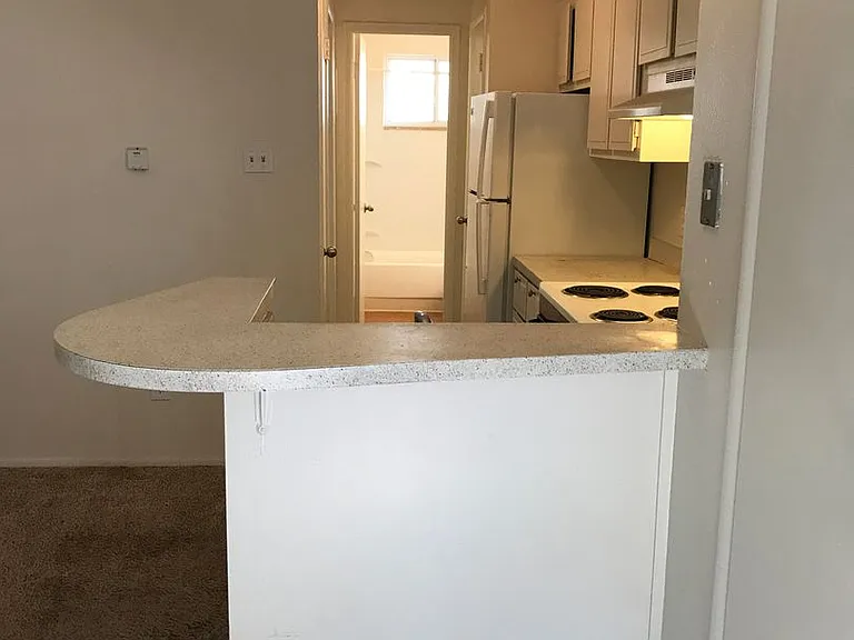 1455 N High St St Charles Apartments — Photo 28