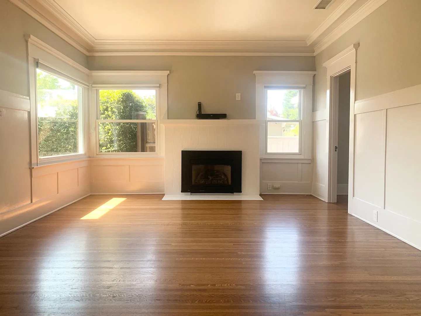 Amazing Pet Friendly Home in Mission Hills — Photo 2