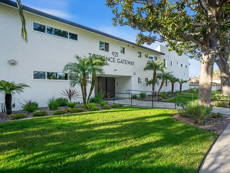 Torrance Gateway Apartments — Photo 32