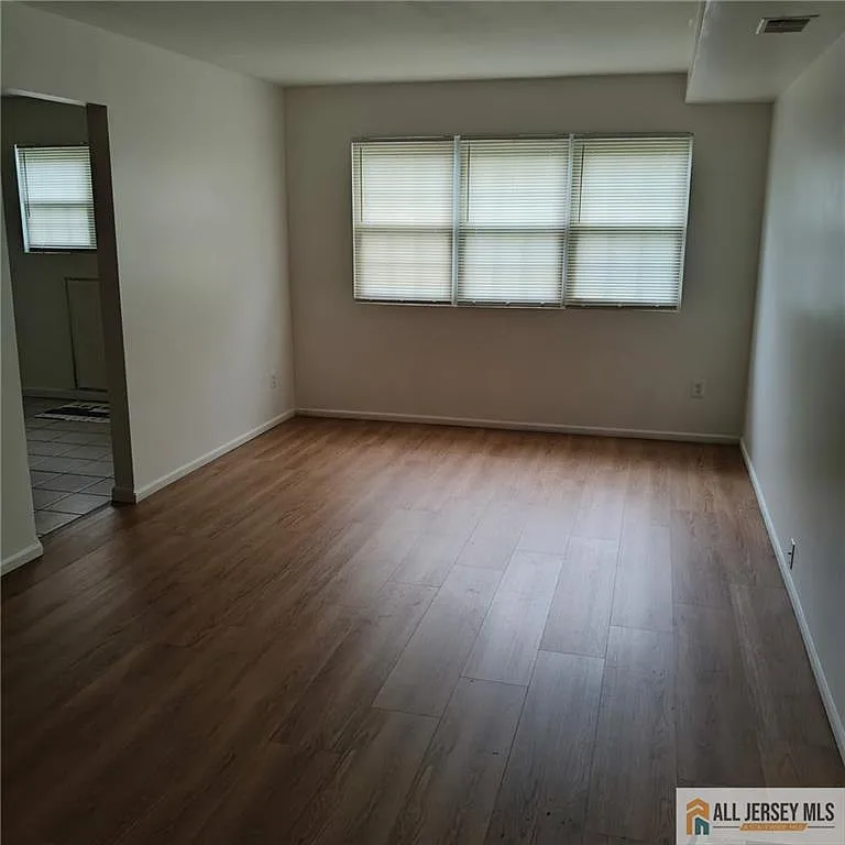 2 bed, 1.0 bath, 884 sqft, $2,000 — Photo 3
