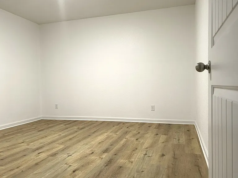 1300 W College St — Photo 16