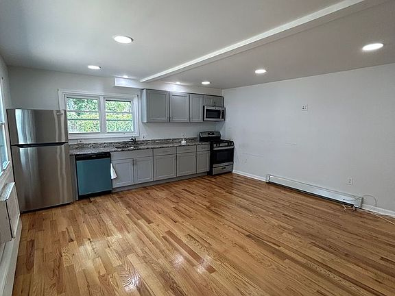 3rd image of 1239 Washington Ave APT 8