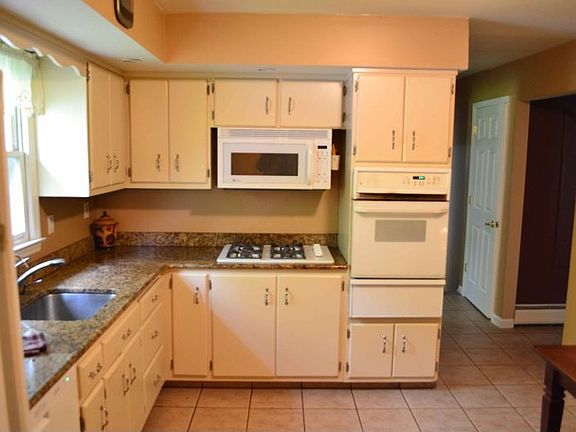 Kitchen with Granite!