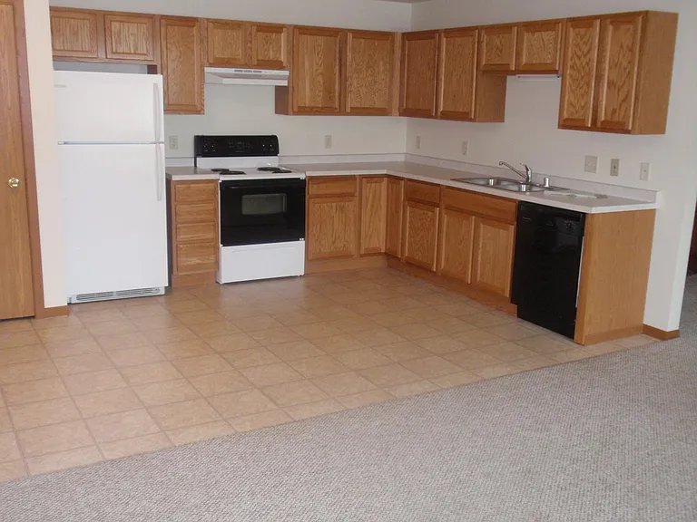 729 Van Es Pkwy — Photo 4