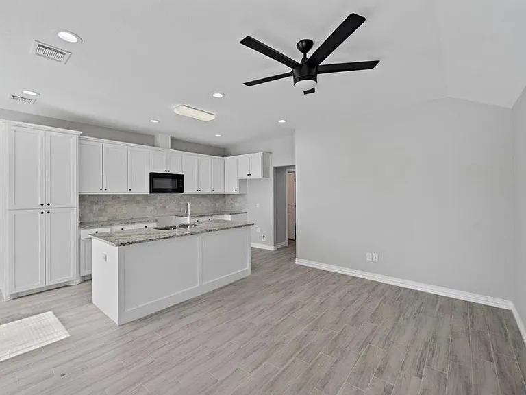 3425 Mount Pleasant St — Photo 3