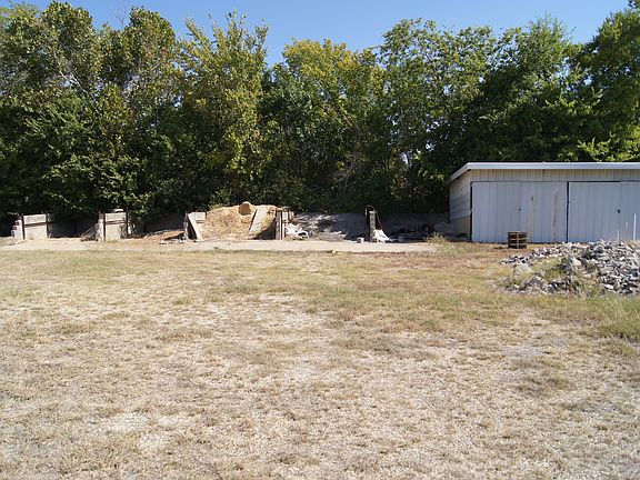 5th image of 933 E Waggoman St