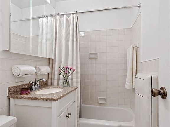 4th image of 430 W 34th St APT 11C