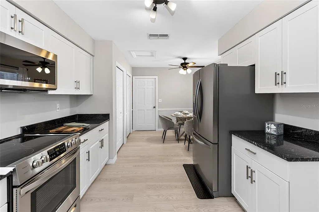 4 bed, 2.5 bath, 2645 sqft, $3,900 — Photo 3