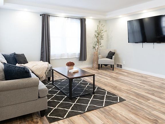 2nd image of 1098 Margaret St