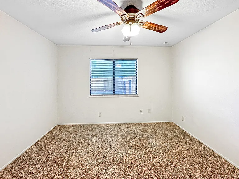 940 W Graaf Ave #B — Photo 4