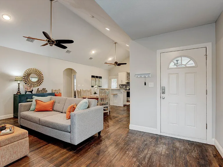2521 Benbrook Blvd — Photo 4