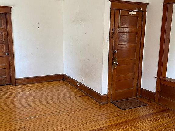 5th image of 2410 46th St