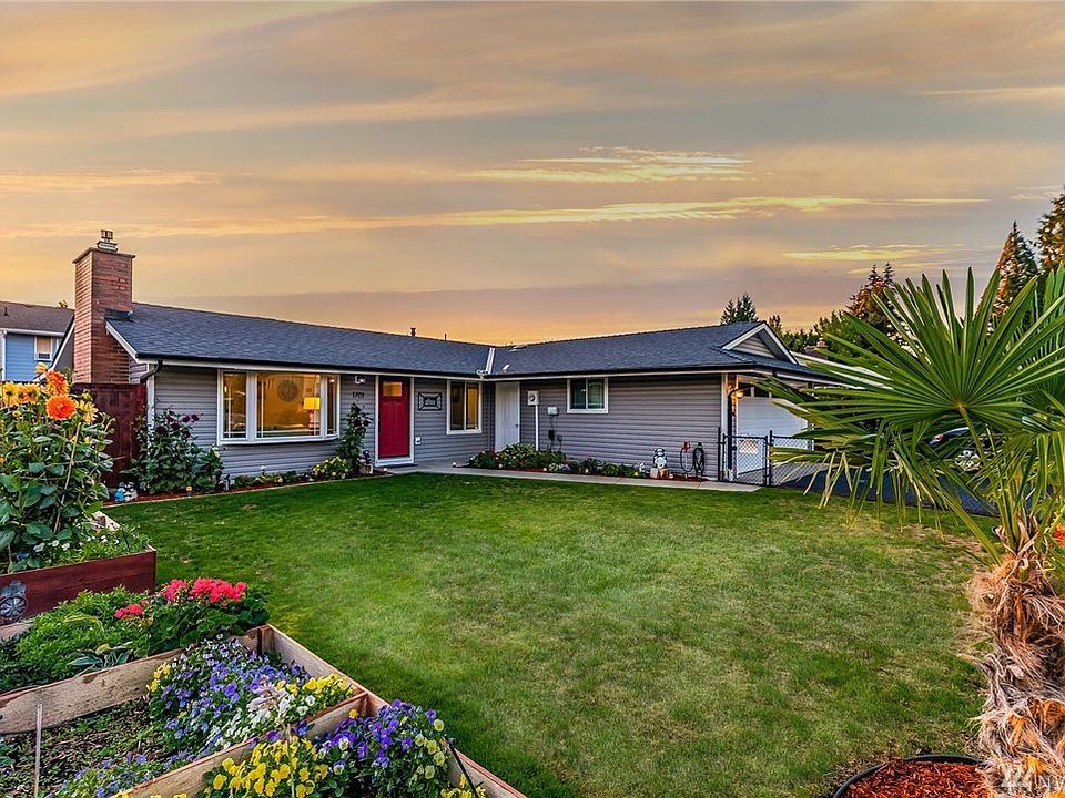 This beautifully manicured yard sets the stage for the fabulous style on the inside of this rambler.