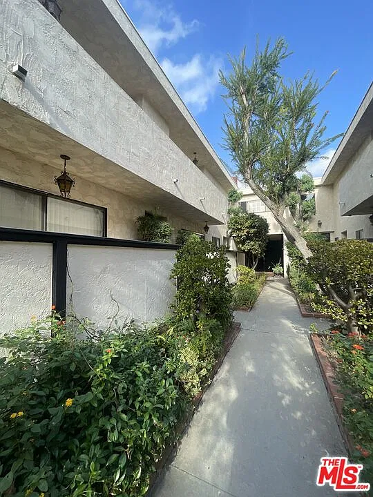 2 bed, 2.0 bath, 950 sqft, $2,985 — Photo 3