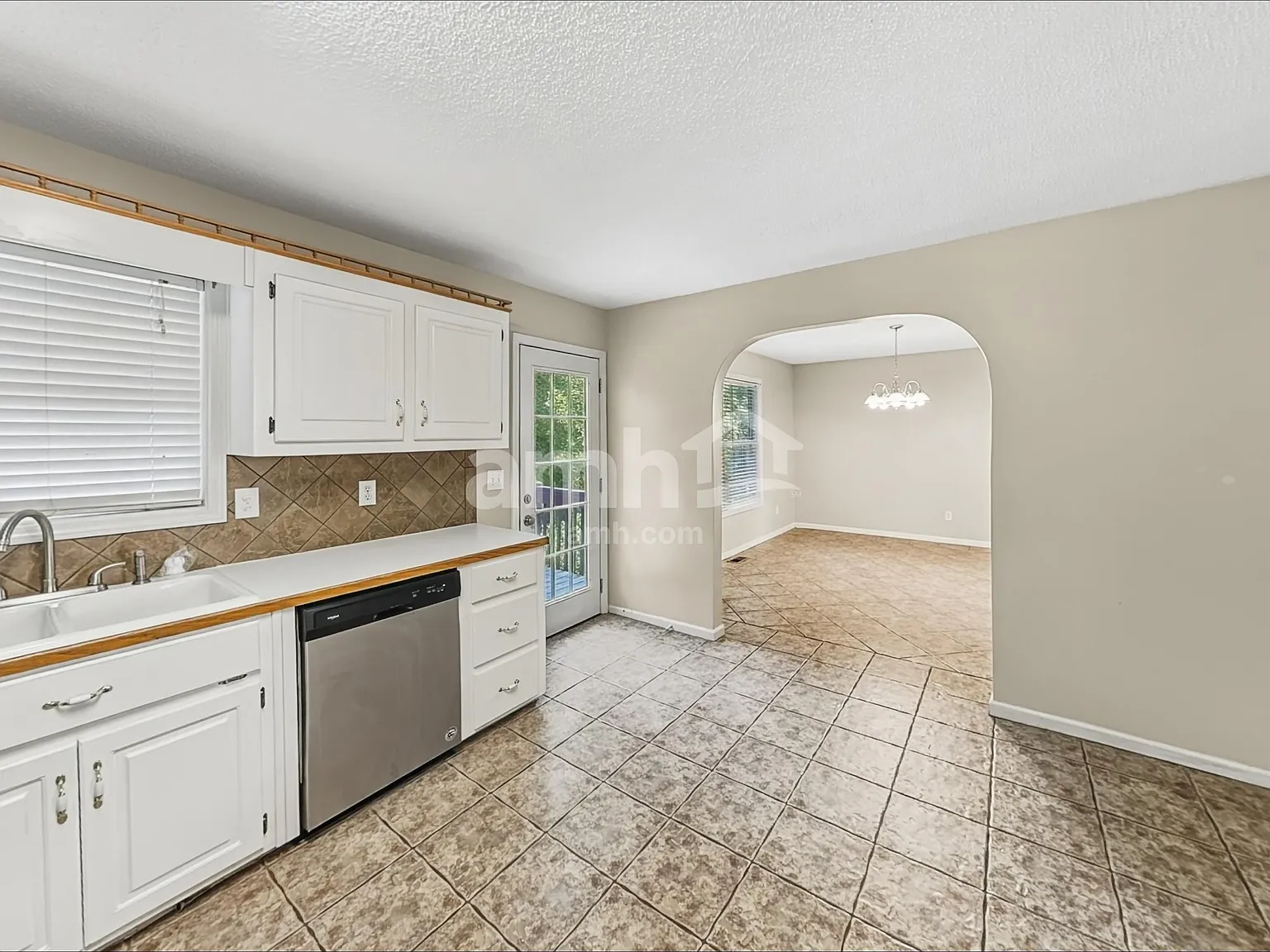 3 bed, 3.0 bath, 2426 sqft, $2,625 — Photo 3