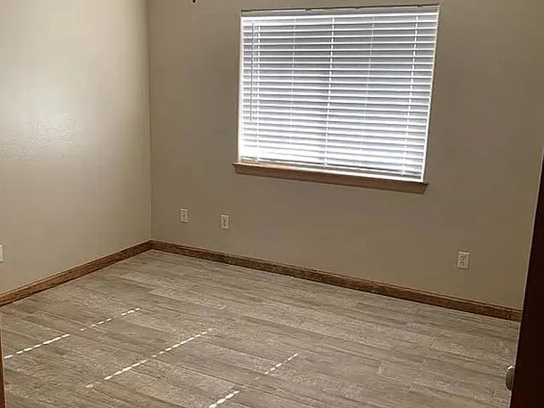 9822 Hawthorne Ave — Photo 50