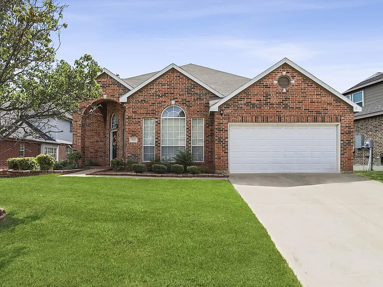 912 Becker Dr — Photo 1
