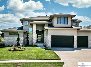 18811 Nicholas St, Elkhorn, NE 68022