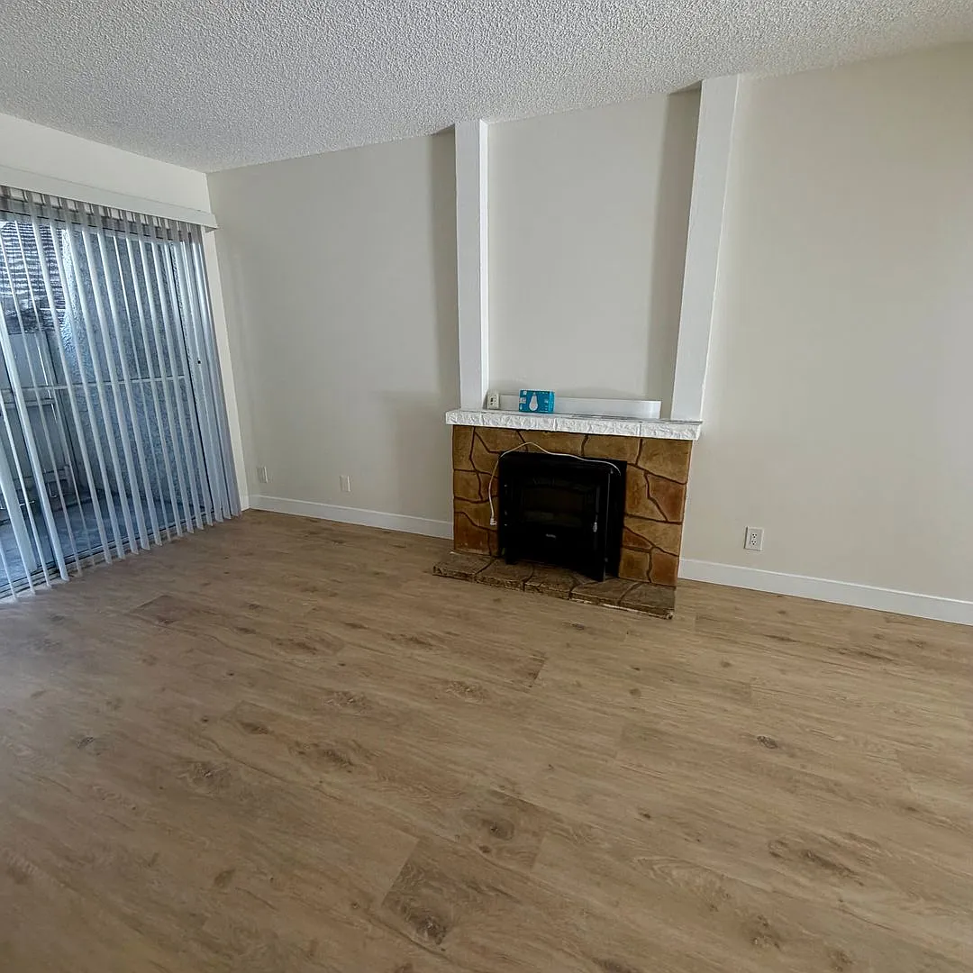 Great condo in gated community, 1 Bed, 1 Bath. Good Location. — Photo 4