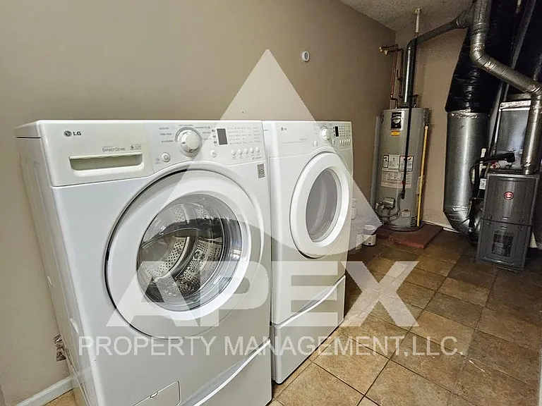 2528 Cinema Dr — Photo 13
