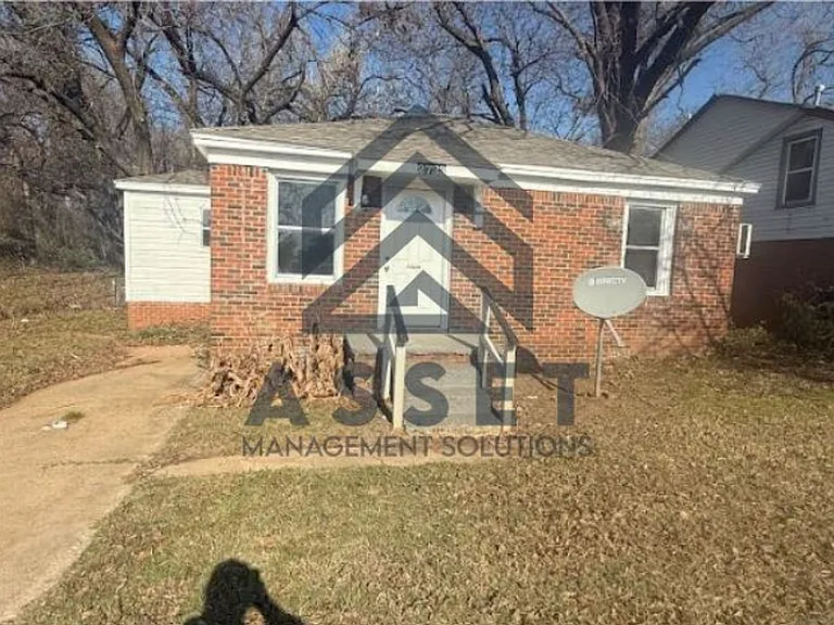 2733 NE Success St — Photo 1