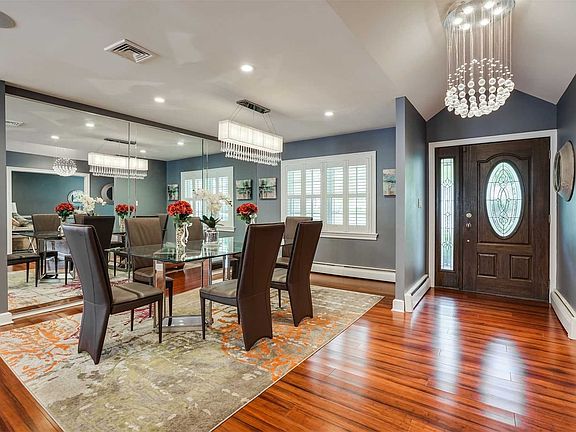 2nd image of 4 Sagamore Ln