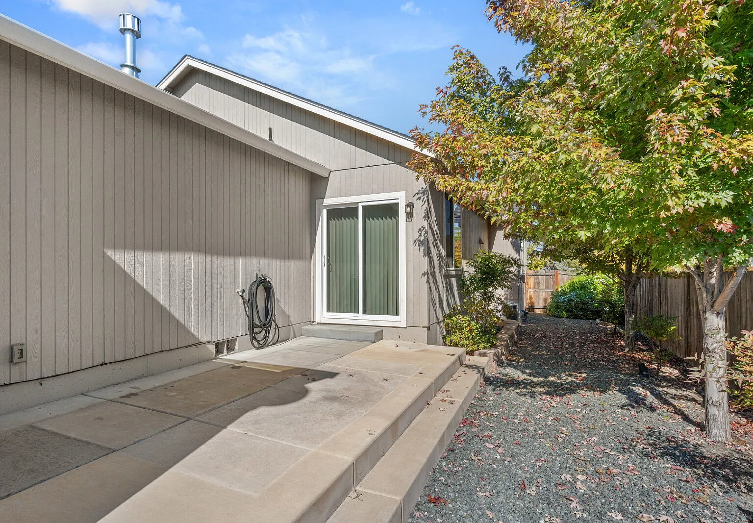Charming Single-Family Home with Mountain Views in Medford, OR — Photo 4