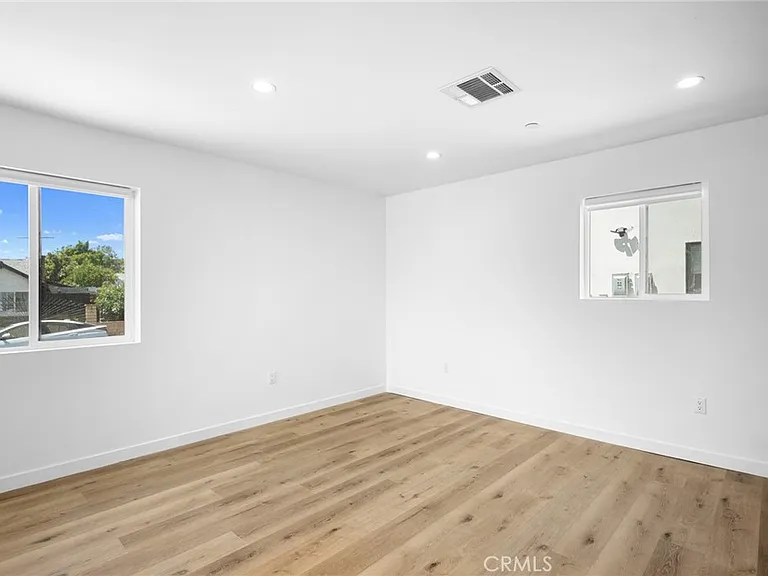 11047 Yarmouth Ave — Photo 9