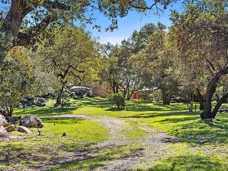 1239 Rainbow Valley Blvd — Photo 4